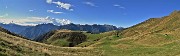 17 Sguardo indietro alla Baite della croce (1812 m ) e verso i Piani dell'Avaro (1700 m)